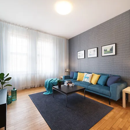 מלון דירות Old Town 4*